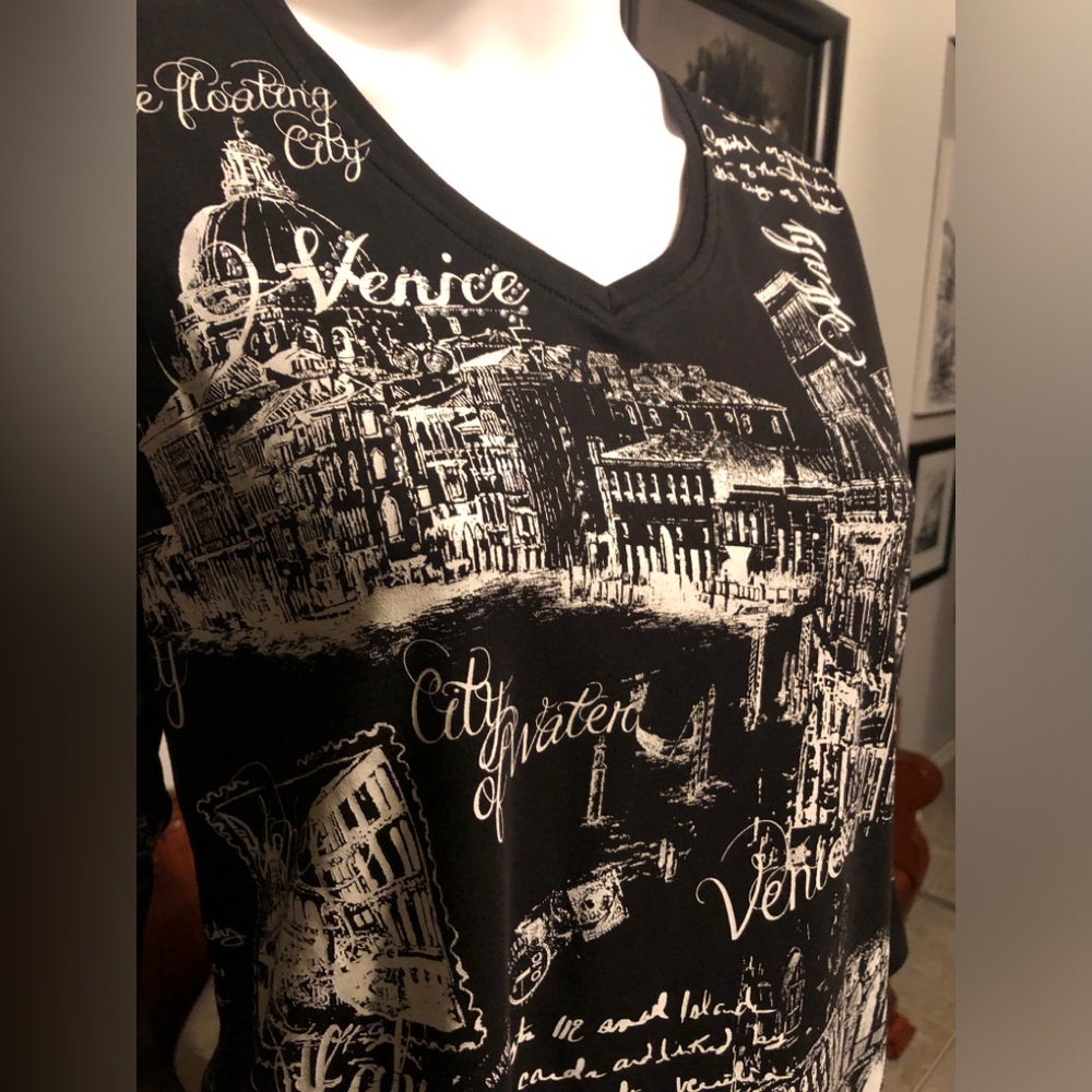 Women's Black V-Neck Scenic Print Top
Alia Venice with Rhinestones
Size L